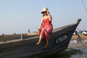 山阿姨山东海边秀脚丫子