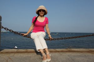 山阿姨山东海边秀脚丫子