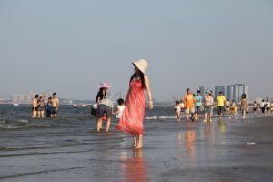 山阿姨山东海边秀脚丫子