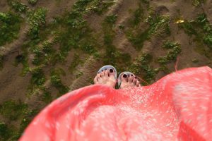 山阿姨山东海边秀脚丫子