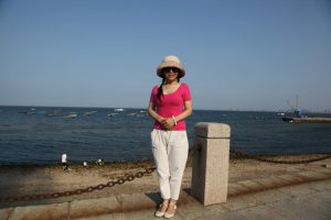 山阿姨山东海边秀脚丫子