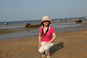 山阿姨山东海边秀脚丫子