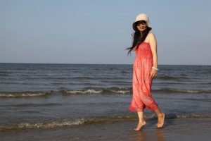 山阿姨山东海边秀脚丫子