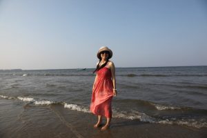 山阿姨山东海边秀脚丫子