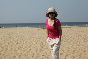 山阿姨山东海边秀脚丫子