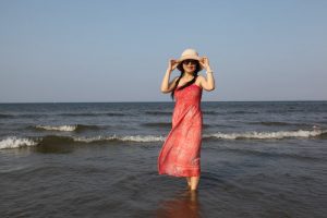 山阿姨山东海边秀脚丫子