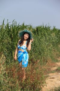 山阿姨泳装白腿身材略丰满刚刚好