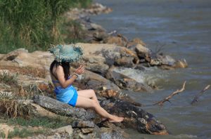 山阿姨泳装白腿身材略丰满刚刚好