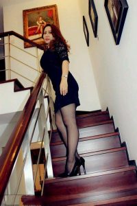 高贵成熟美女在家里经常穿着黑丝拍照