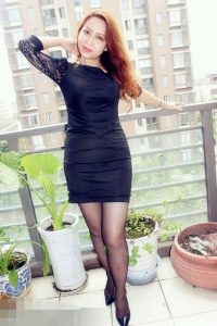 高贵成熟美女在家里经常穿着黑丝拍照