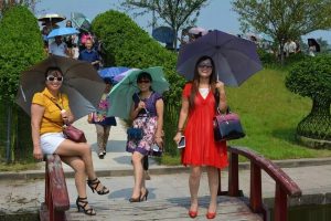 邻居大姐们结伴出游全都换上了丝袜