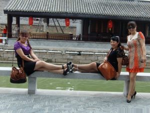 邻居大姐们结伴出游全都换上了丝袜