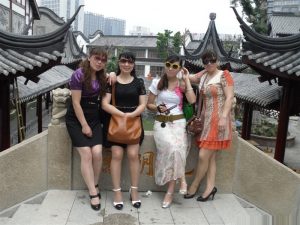 邻居大姐们结伴出游全都换上了丝袜