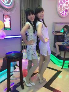 穿旗袍小姐姐们秀高跟美腿