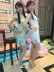 穿旗袍小姐姐们秀高跟美腿