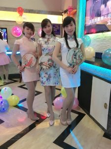 穿旗袍小姐姐们秀高跟美腿