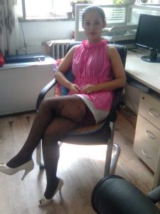 在公司做文员的同事在单位经常穿黑丝