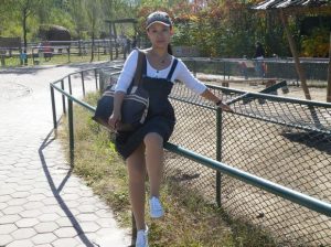 在公司做文员的同事在单位经常穿黑丝