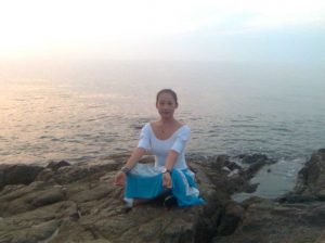 在公司做文员的同事在单位经常穿黑丝