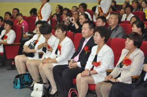 单位销售大会台下熟女大姐们丰满的丝腿