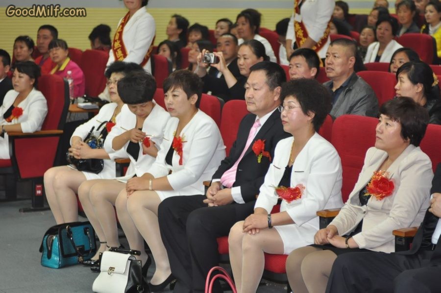 单位销售大会台下熟女大姐们丰满的丝腿[第1张/共7张]