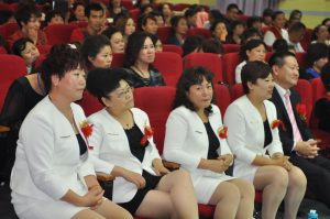 单位销售大会台下熟女大姐们丰满的丝腿