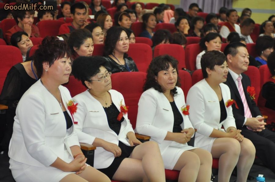 单位销售大会台下熟女大姐们丰满的丝腿[第2张/共7张]
