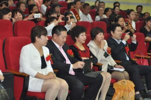 单位销售大会台下熟女大姐们丰满的丝腿