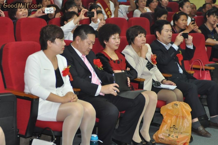 单位销售大会台下熟女大姐们丰满的丝腿[第4张/共7张]