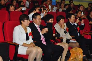 单位销售大会台下熟女大姐们丰满的丝腿