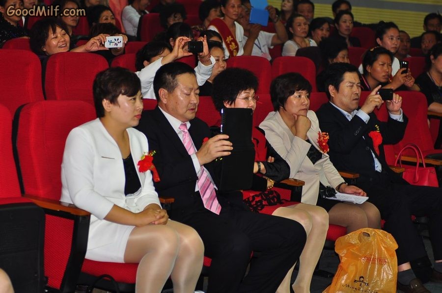 单位销售大会台下熟女大姐们丰满的丝腿[第5张/共7张]