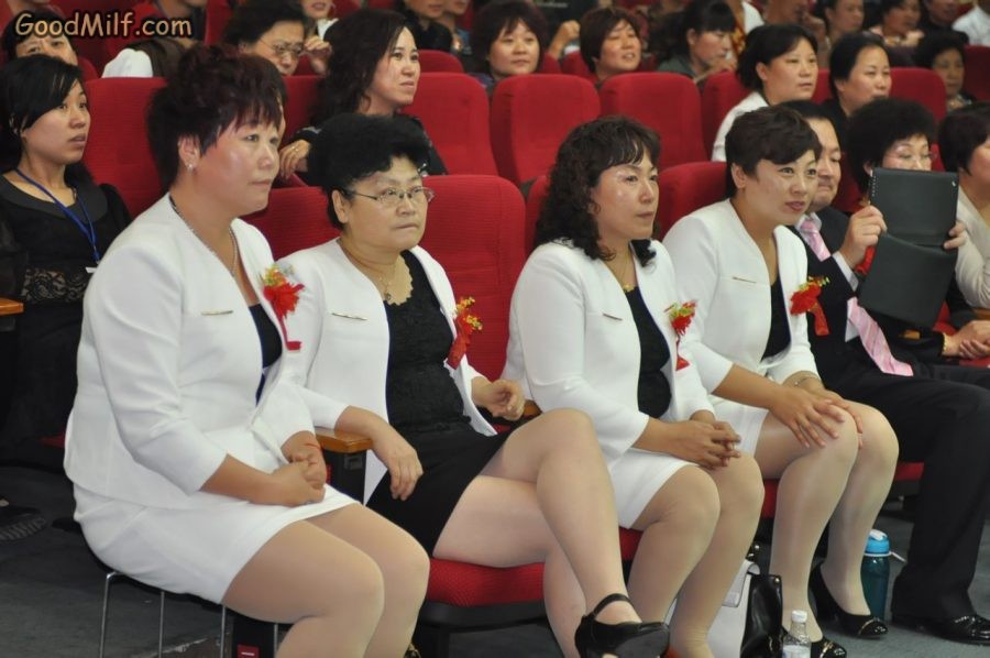 单位销售大会台下熟女大姐们丰满的丝腿[第6张/共7张]
