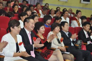 单位销售大会台下熟女大姐们丰满的丝腿