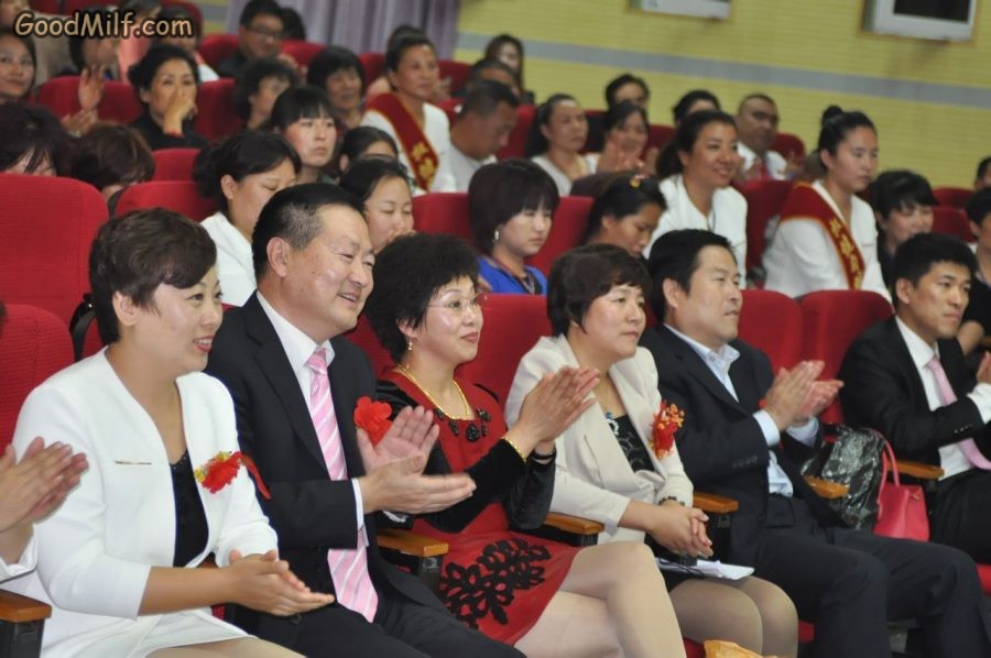 单位销售大会台下熟女大姐们丰满的丝腿[第7张/共7张]