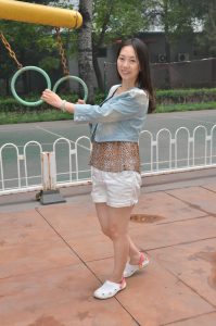 【小小嫂子摄影】小区广场豹纹嫂子练习压腿