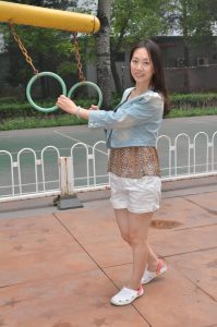 【小小嫂子摄影】小区广场豹纹嫂子练习压腿