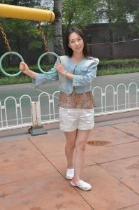 【小小嫂子摄影】小区广场豹纹嫂子练习压腿