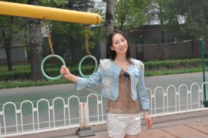 【小小嫂子摄影】小区广场豹纹嫂子练习压腿