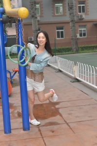 【小小嫂子摄影】小区广场豹纹嫂子练习压腿