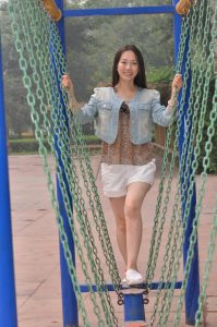 【小小嫂子摄影】小区广场豹纹嫂子练习压腿