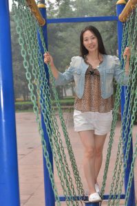 【小小嫂子摄影】小区广场豹纹嫂子练习压腿