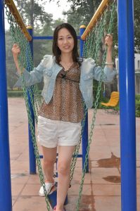 【小小嫂子摄影】小区广场豹纹嫂子练习压腿