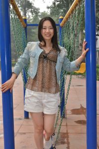 【小小嫂子摄影】小区广场豹纹嫂子练习压腿