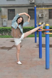 【小小嫂子摄影】小区广场豹纹嫂子练习压腿