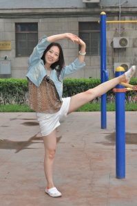 【小小嫂子摄影】小区广场豹纹嫂子练习压腿