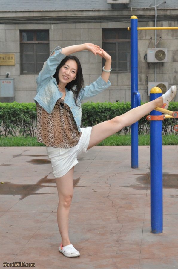 【小小嫂子摄影】小区广场豹纹嫂子练习压腿[第4张/共23张]