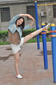 【小小嫂子摄影】小区广场豹纹嫂子练习压腿