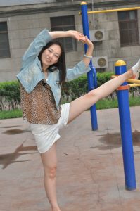 【小小嫂子摄影】小区广场豹纹嫂子练习压腿