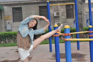 【小小嫂子摄影】小区广场豹纹嫂子练习压腿