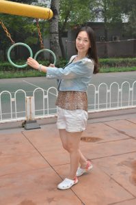 【小小嫂子摄影】小区广场豹纹嫂子练习压腿